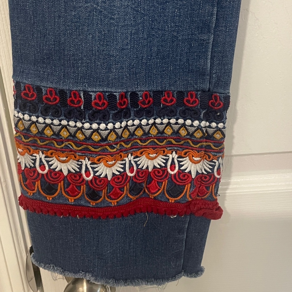 Elliott Lauren Blue Cropped Jeans with embellished Red Embroidery in size 8 - Picture 5 of 9